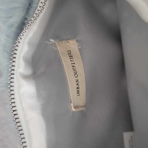 FLASH SALE🔥 $20
Urban Outfitters Furry Clutch Bag - Picture 2 of 2